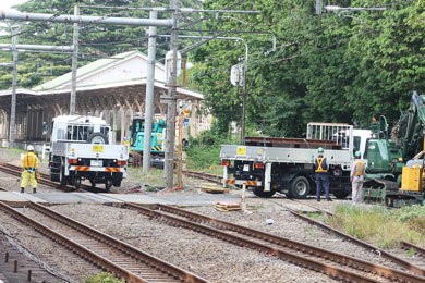 道路を走り去る