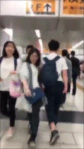 わざとぶつかる人 タックル JR新宿駅