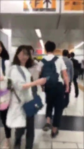 わざとぶつかる人 タックル JR新宿駅