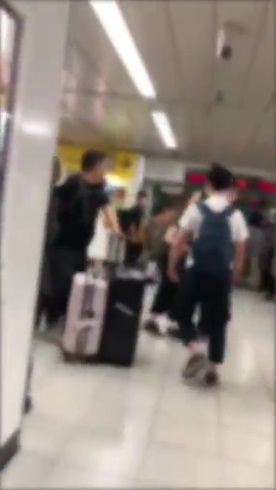 わざとぶつかる人 タックル JR新宿駅