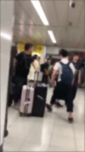 わざとぶつかる人 タックル JR新宿駅