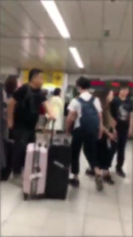 わざとぶつかる人 タックル JR新宿駅