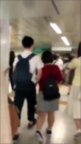 わざとぶつかる人 タックル JR新宿駅