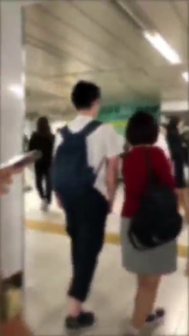 わざとぶつかる人 タックル JR新宿駅