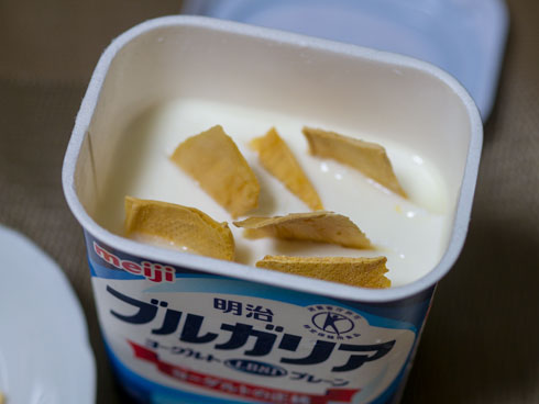 ドライマンゴーをぶっさす