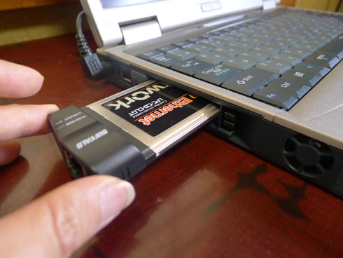 LANカードを差し込む