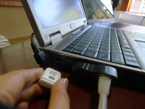 USBメモリを刺してみる