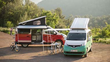 NV300 Camper（左）とe-NV200 Camper（右）