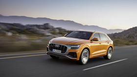 アウディ Audi Q8