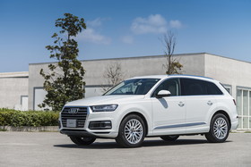 アウディ Audi Q7