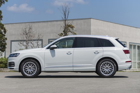 アウディ Audi Q7