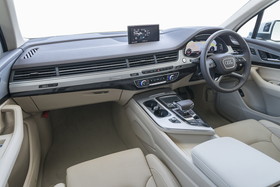 アウディ Audi Q7