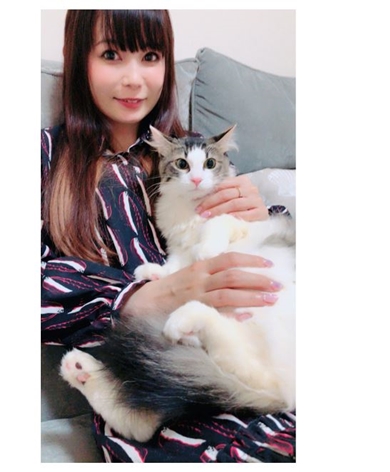 「高評価！」注目のレビュ お姫様の風格」「めっちゃ小顔」 中川翔子の新しい家族“ピンク ストラップ