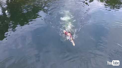 ドローン 持ち主 キャッチ 飛び込み 泳ぐ 湖