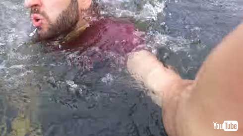 ドローン 持ち主 キャッチ 飛び込み 泳ぐ 湖