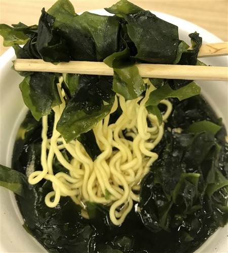 35周年記念でわかめ3.5倍「もう、わかめラーメンっていうか、わかめ」　エースコック担当者に企画意図聞いた