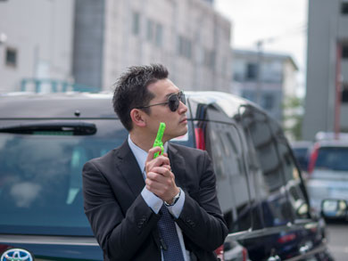 水鉄砲を構えるSP