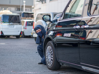 ボンネットに隠れた