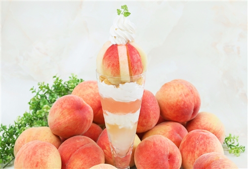 桃をどーんっとまるごと搭載！　ジョナサン「まるごと！　フレッシュ国産白桃パフェDX」期間限定販売