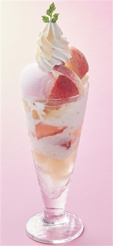 桃をどーんっとまるごと搭載！　ジョナサン「まるごと！　フレッシュ国産白桃パフェDX」期間限定販売