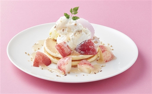 桃をどーんっとまるごと搭載！　ジョナサン「まるごと！　フレッシュ国産白桃パフェDX」期間限定販売