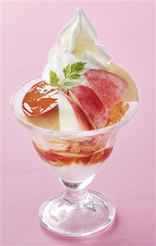 桃をどーんっとまるごと搭載！　ジョナサン「まるごと！　フレッシュ国産白桃パフェDX」期間限定販売