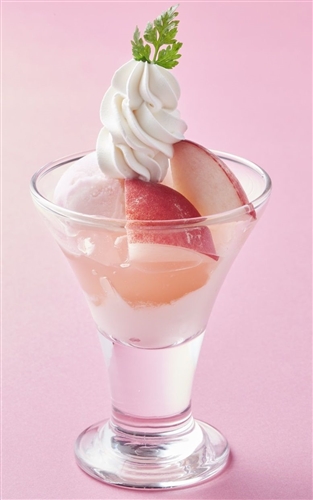 桃をどーんっとまるごと搭載！　ジョナサン「まるごと！　フレッシュ国産白桃パフェDX」期間限定販売