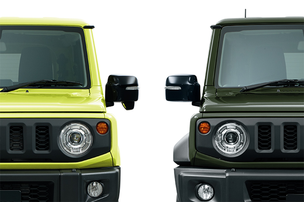 新型「ジムニー」（左）と「ジムニーシエラ」（右）