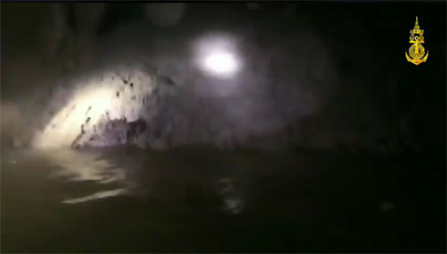 タイの洞窟で13人行方不明