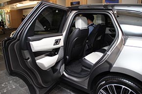 RANGE ROVER VELAR 後席