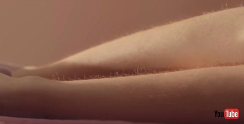 ツルツル肌を剃るカミソリ広告はおかしい！　Billieがリアルなムダ毛処理CM公開