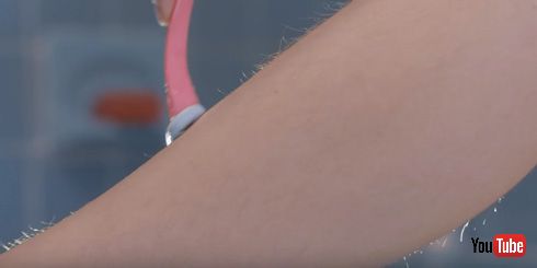 ツルツル肌を剃るカミソリ広告はおかしい！　Billieがリアルなムダ毛処理CM公開
