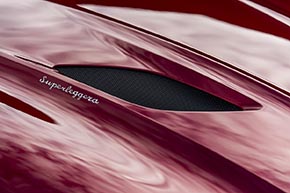 アストンマーティン・DBS Superleggera ボンネットに配置する「Superleggera」のロゴ
