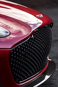 アストンマーティン・DBS Superleggera フロントグリルとエンブレム