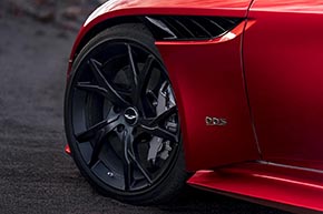 タイヤは21インチ。フロントは265/35のピレリ「P-Zero」を装着