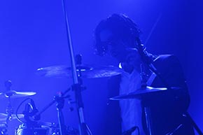 熱烈なドラムパフォーマンスを披露したゲストの金子ノブアキさん