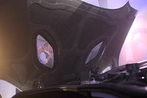 「クラムシェルボンネット」を採用