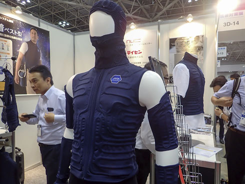 猛暑対策展：着てみた感想は「かなり冷たい！」 JAXAの最新技術