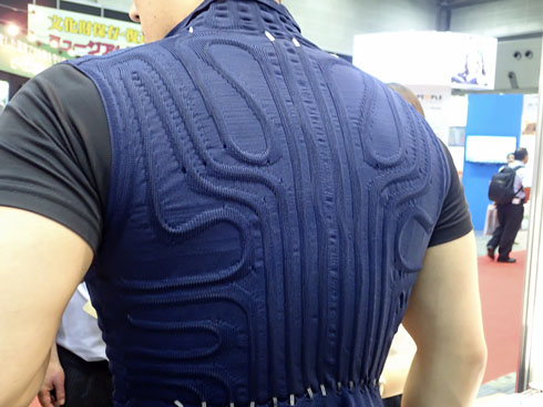 猛暑対策展：着てみた感想は「かなり冷たい！」 JAXAの最新技術