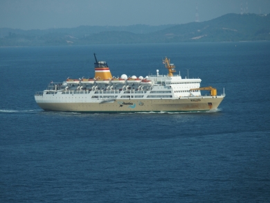 かわいい小船 作業船 タグボート 軍艦 プーケットの電線