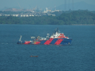 かわいい小船 作業船 タグボート 軍艦 プーケットの電線