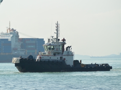 かわいい小船 作業船 タグボート 軍艦 プーケットの電線