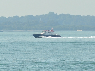 かわいい小船 作業船 タグボート 軍艦 プーケットの電線