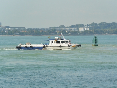 かわいい小船 作業船 タグボート 軍艦 プーケットの電線