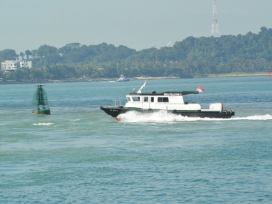 かわいい小船 作業船 タグボート 軍艦 プーケットの電線