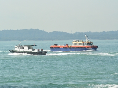 かわいい小船 作業船 タグボート 軍艦 プーケットの電線