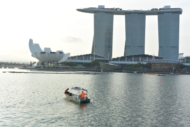 かわいい小船 作業船 タグボート 軍艦 プーケットの電線