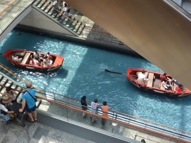 かわいい小船 作業船 タグボート 軍艦 プーケットの電線