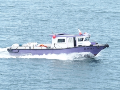 かわいい小船 作業船 タグボート 軍艦 プーケットの電線