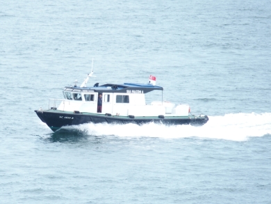 かわいい小船 作業船 タグボート 軍艦 プーケットの電線